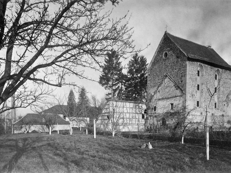 Das Klosterareal um 1910. Die erst Ende der 1970er Jahre grundlegend restaurierte Klosterkirche gehört neben dem Sprechgitter zu den wenigen baulichen Relikten des Pfullinger Klarissenklosters