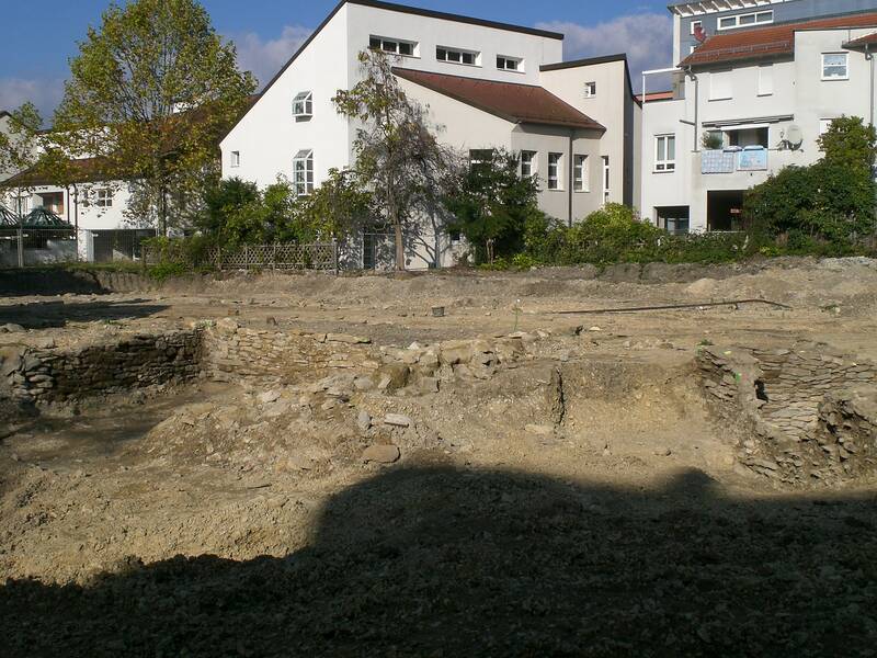 Freigelegte Mauerreste auf dem Bauareal des künftigen Dienstleistungs- und Einkaufszentrums (DEZ) im Oktober 2014