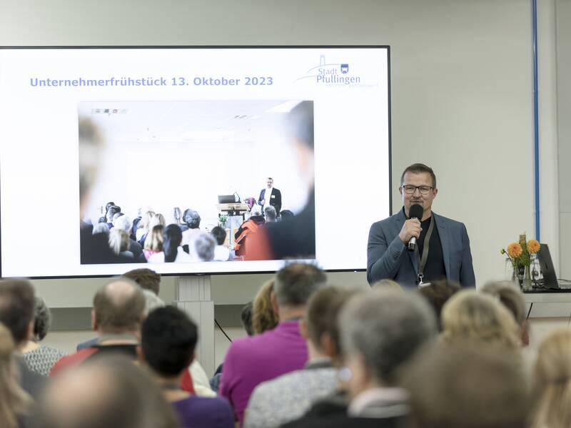 Bürgermeister Stefan Wörner spricht zu den Pfullinger Unternehmern