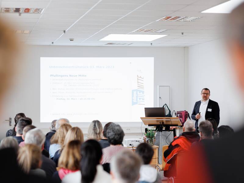 Bürgermeister Stefan Wörner begrüßt zum Pfullinger Unternehmerfrühstück