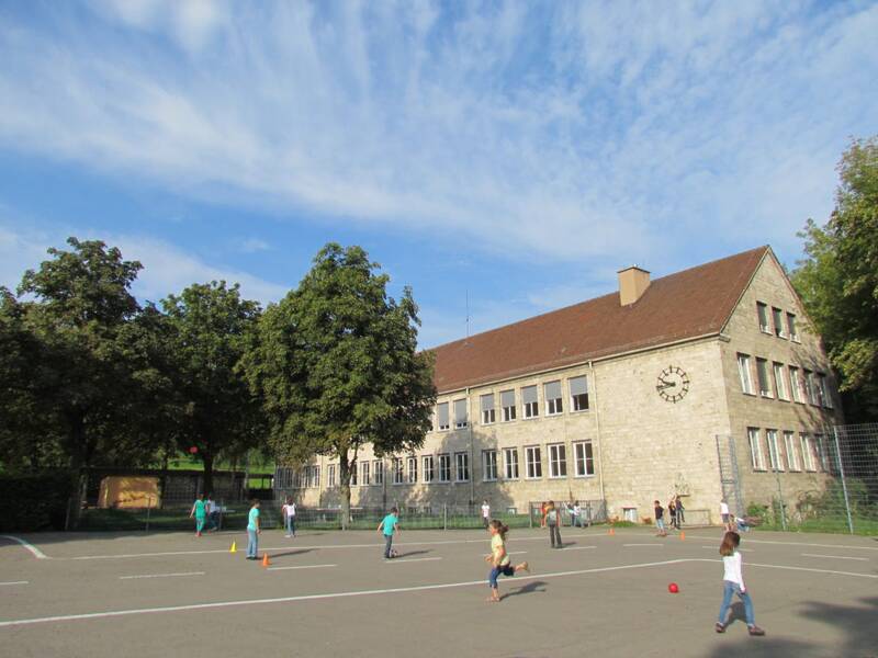 Fassade der Laiblinschule mit Blick über den Schulhof