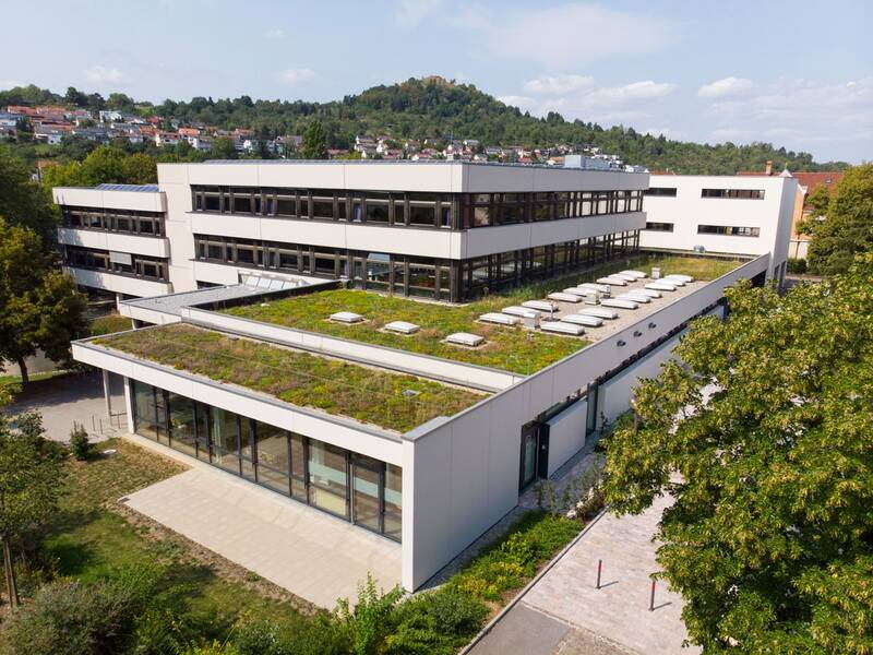 Luftbild der Wilhelm-Hauff-Realschule mit Georgenberg im Hintergrund