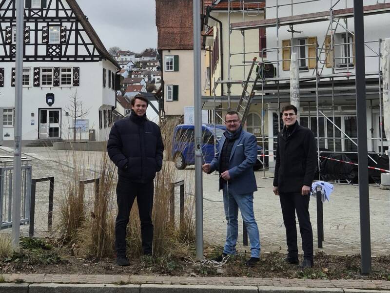 Die erste neue Fahne gehisst haben Bürgermeister Stefan Wörner, Markus Hehn (links) und Philip Groll (rechts).